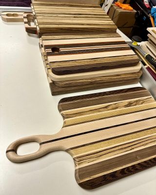 Další várka prkýnek z exotických dřevin je v procesu. Zkoušíme jiné tvary a nově opracované hrany. #woodworking...