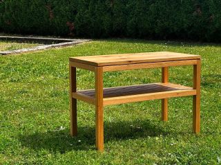 Zakázková výroba dubového stolku. Je subtilní, ale velmi pevný. Sedli jsme si na něj dva, takže je v pohodě...